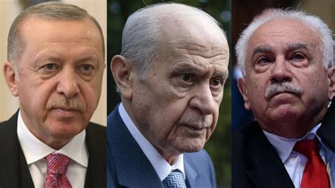 D­a­v­u­t­o­ğ­l­u­:­ ­A­K­P­,­ ­M­H­P­­d­e­n­ ­v­a­z­g­e­ç­i­p­ ­P­e­r­i­n­ç­e­k­­i­n­ ­p­e­ş­i­n­d­e­n­ ­g­i­d­i­y­o­r­